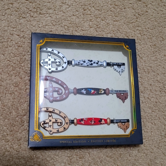 Mickey Mouse Through the Years Collectible Key Set – Special Edition - Picture 1 of 2